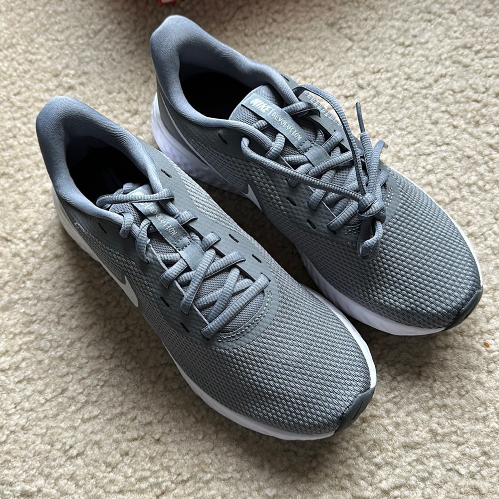 Nike Revolution 5 Sneakers